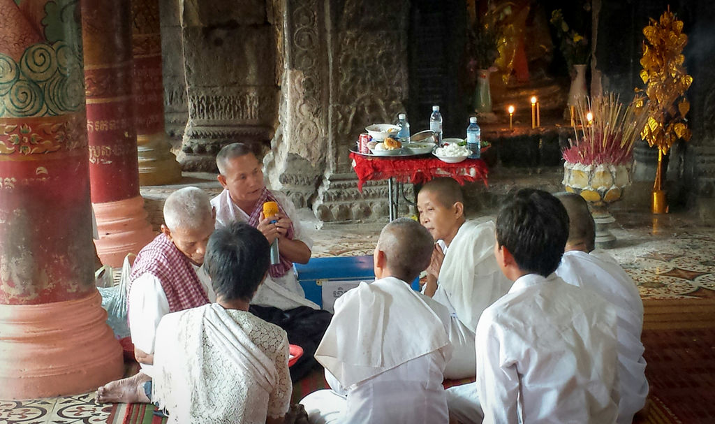 Moines dans un temple de Kampong Cham au Cambodge.