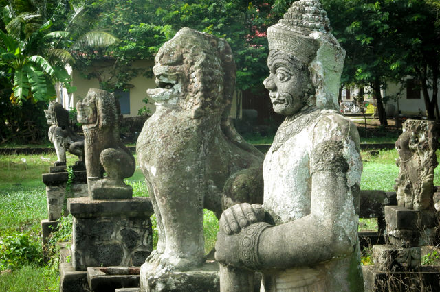 Statues dans un temple à Kampong Cham au Cambodge.