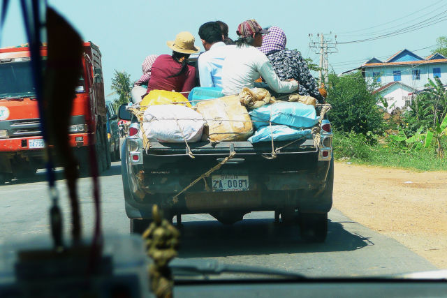 Véhicule surchargé sur une route au Cambodge.