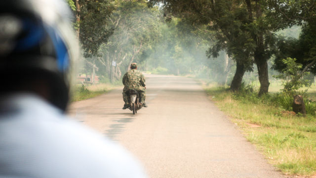 Moto sur une route au Cambodge.
